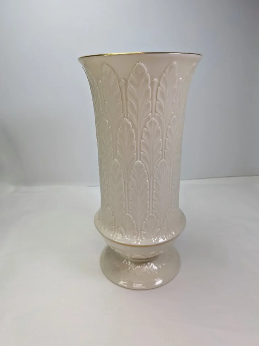 Vintage Lenox Ivory Porcelain Acanthus Leaf Pedestal Vase 24k Gold Trim 9.5”